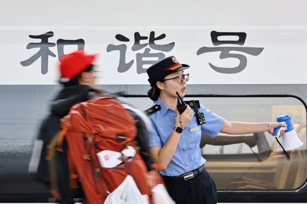 假日里，那些不曾停歇的身影