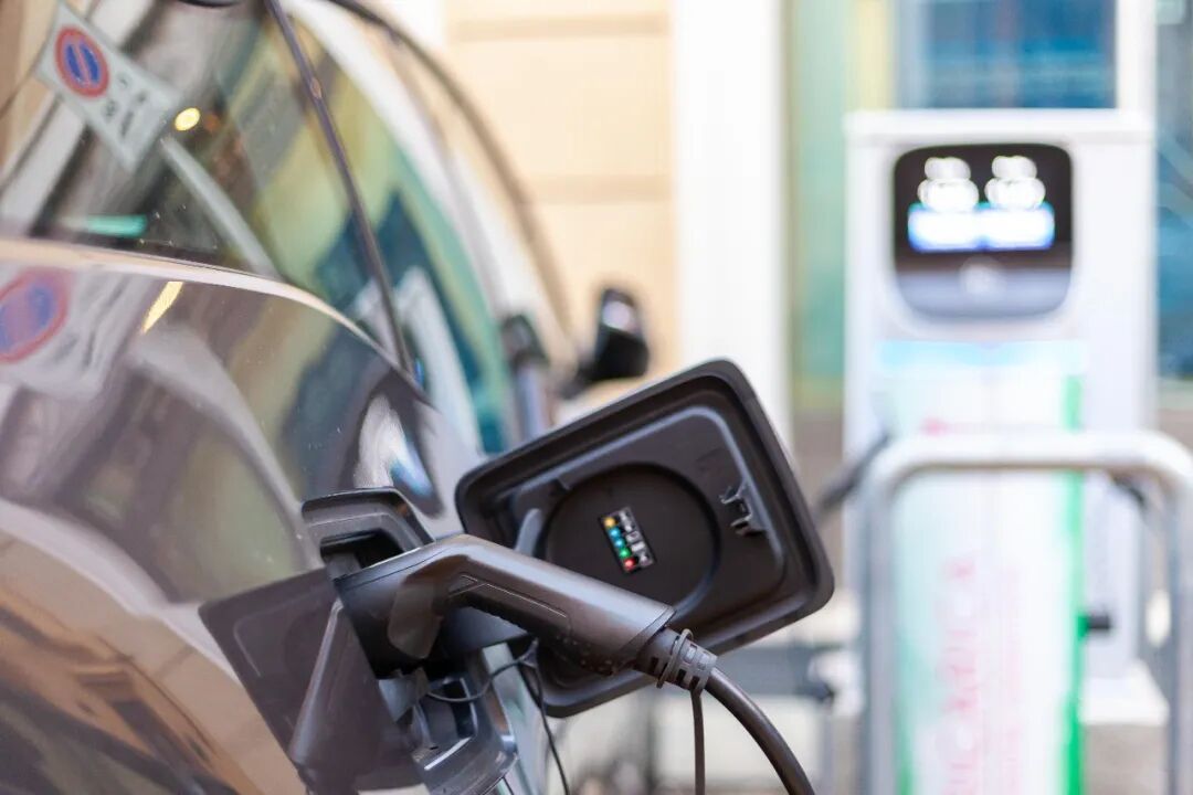 国庆假期高速新能源车“80%限电令”引热议，作为应急手段，管用但不能常用