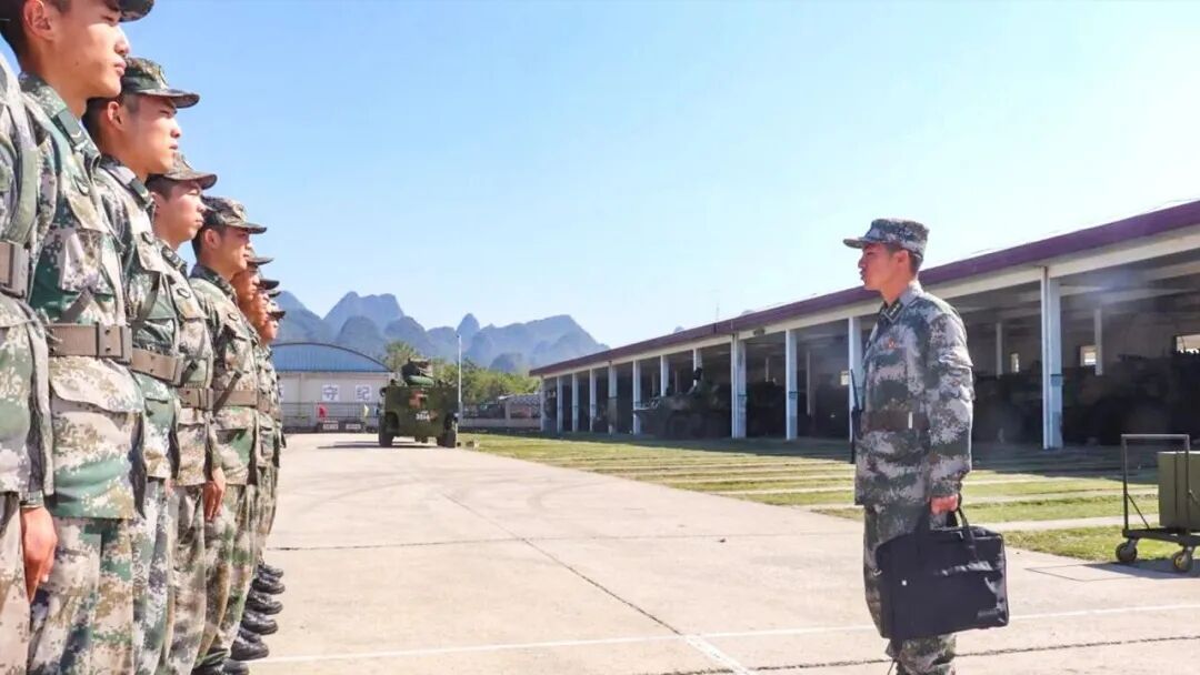 少校飞行员嫁给陆航上尉！战友：怎么追到的？