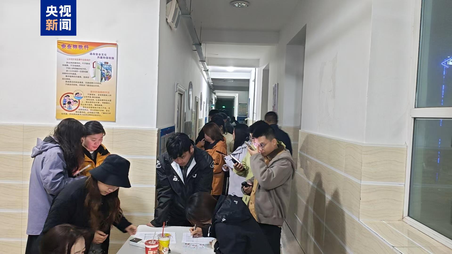 10万游客涌入5万人口的高原小城,面对超预期客流当地如何应对? 10万游客涌入5万人口的高原小城,面对超预期客流当地如何应对?