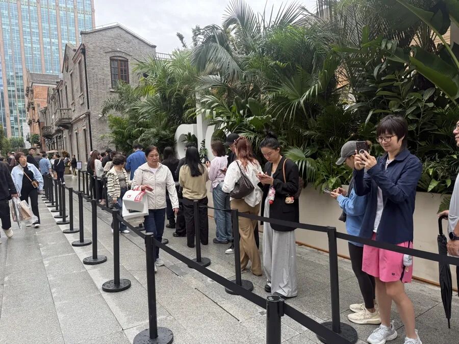 上海又又又排队!印尼一家四口5分钟清空两层货架;新店排队2小时入场,“懂经”的直奔试衣间 上海又又又排队!印尼一家四口5分钟清空两层货架;新店排队2小时入场,“懂经”的直奔试衣间