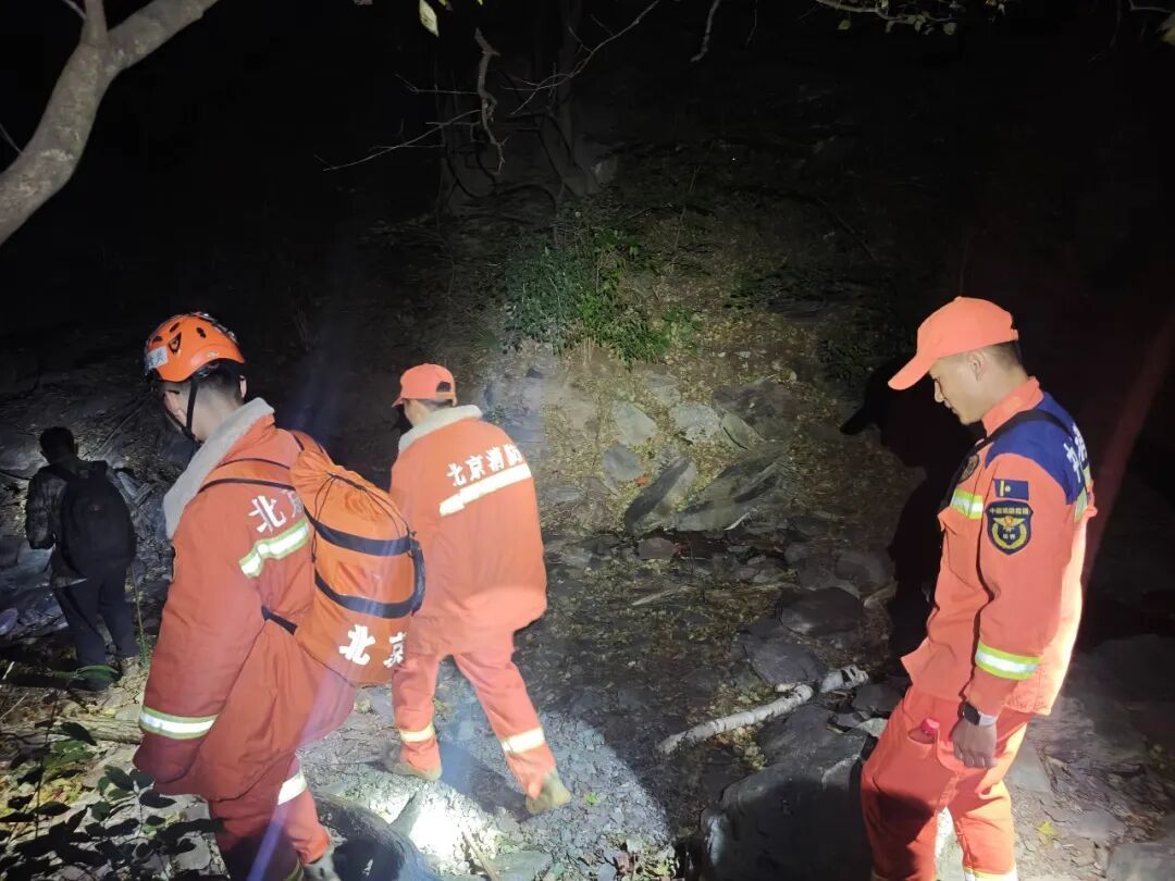 一家三口徒步“老龙窝”迷路被困 门头沟消防连夜成功营救 一家三口徒步“老龙窝”迷路被困 门头沟消防连夜成功营救
