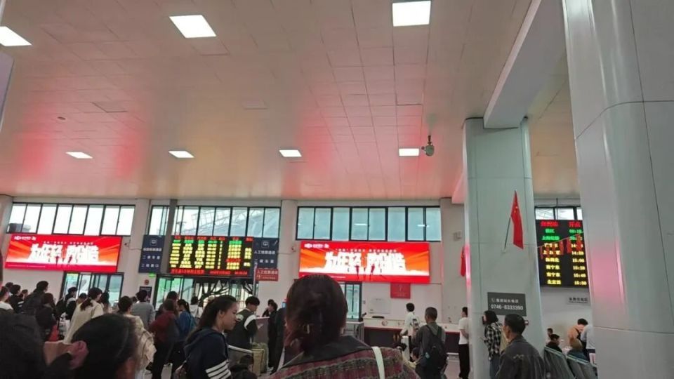 永州火车站“纯人工无自动”检票走红网络,记者实探:候车室检票屏已全部换成电子屏,车站仍在升级改造,新修建出站通道更换了全新检票机 永州火车站“纯人工无自动”检票走红网络,记者实探:候车室检票屏已全部换成电子屏,车站仍在升级改造,新修建出站通道更换了全新检票机