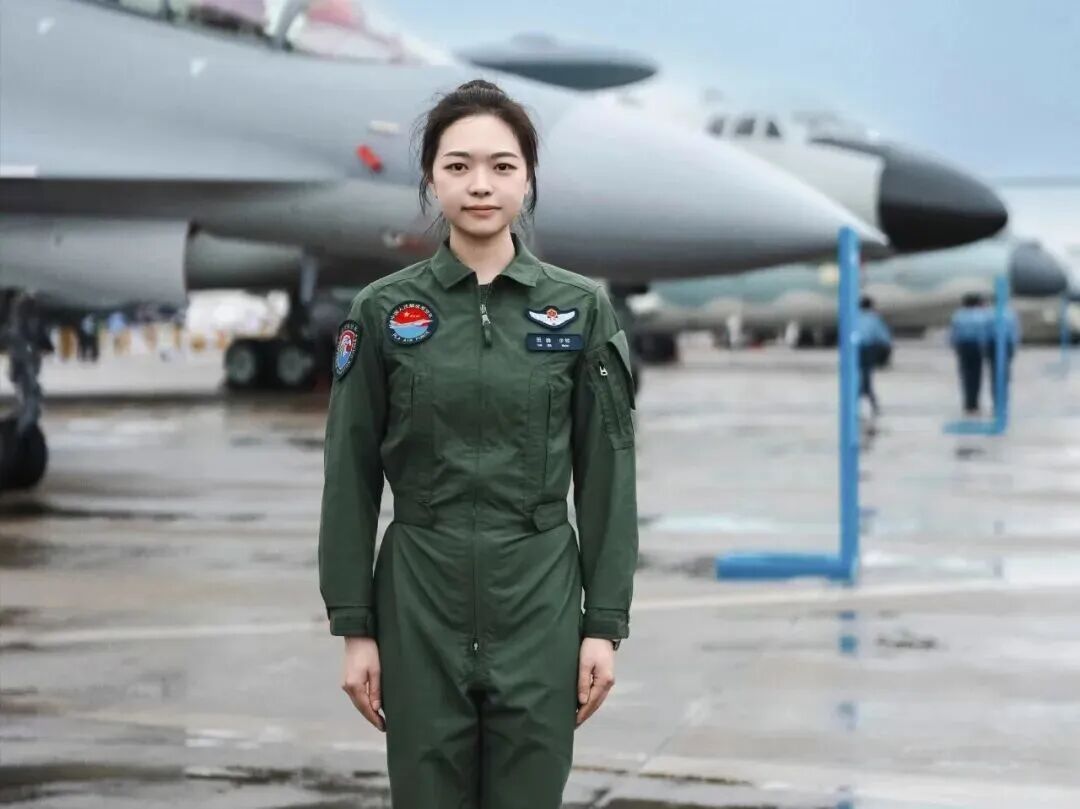 “一个在天上飞，一个在地上守”，少校飞行员嫁给陆航上尉！战友：怎么追到的？