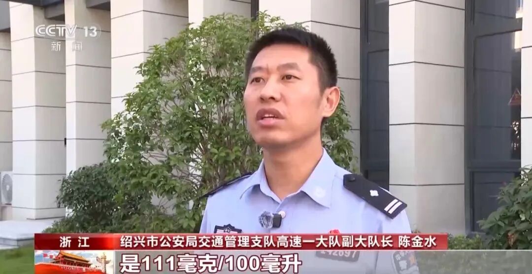 太危险！男子喝一斤白酒后开智驾，车停高速中间人已昏睡…