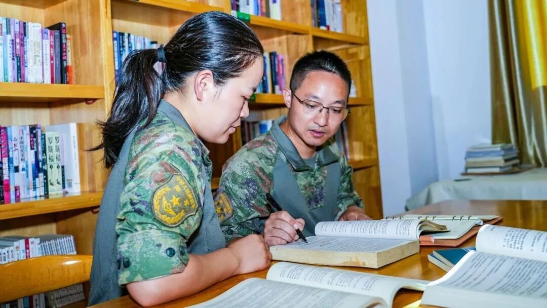 “一个在天上飞，一个在地上守”，少校飞行员嫁给陆航上尉！战友：怎么追到的？