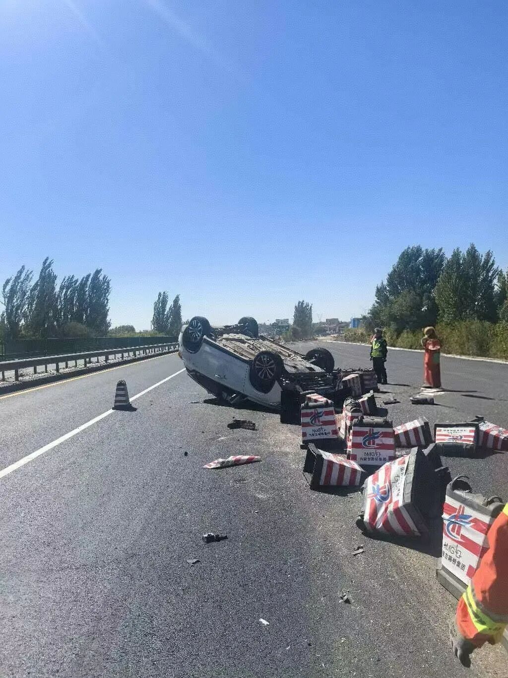 高速公路上车辆侧翻！内蒙古交警：别再这样开车了……