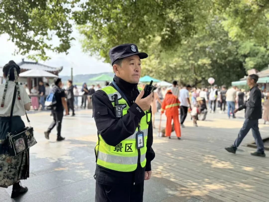 小伙穿玩偶服游西湖,保安大叔一句“浙普”爆火,网友:杭州我真有点爱上你了 小伙穿玩偶服游西湖,保安大叔一句“浙普”爆火,网友:杭州我真有点爱上你了