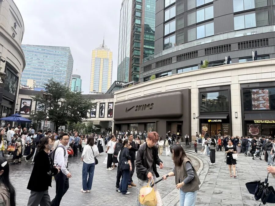 上海又又又排队!印尼一家四口5分钟清空两层货架;新店排队2小时入场,“懂经”的直奔试衣间 上海又又又排队!印尼一家四口5分钟清空两层货架;新店排队2小时入场,“懂经”的直奔试衣间
