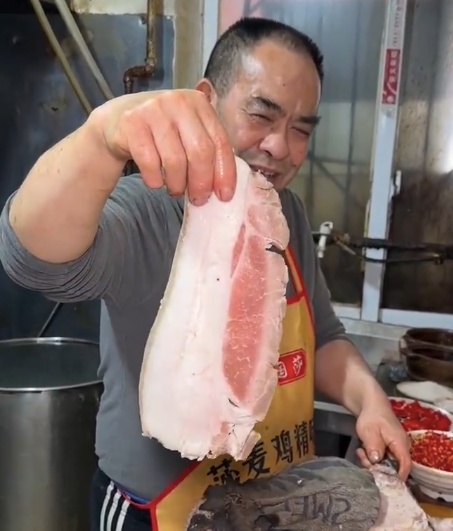 “成都天价回锅肉3片卖105元”引发关注，市监局回应→