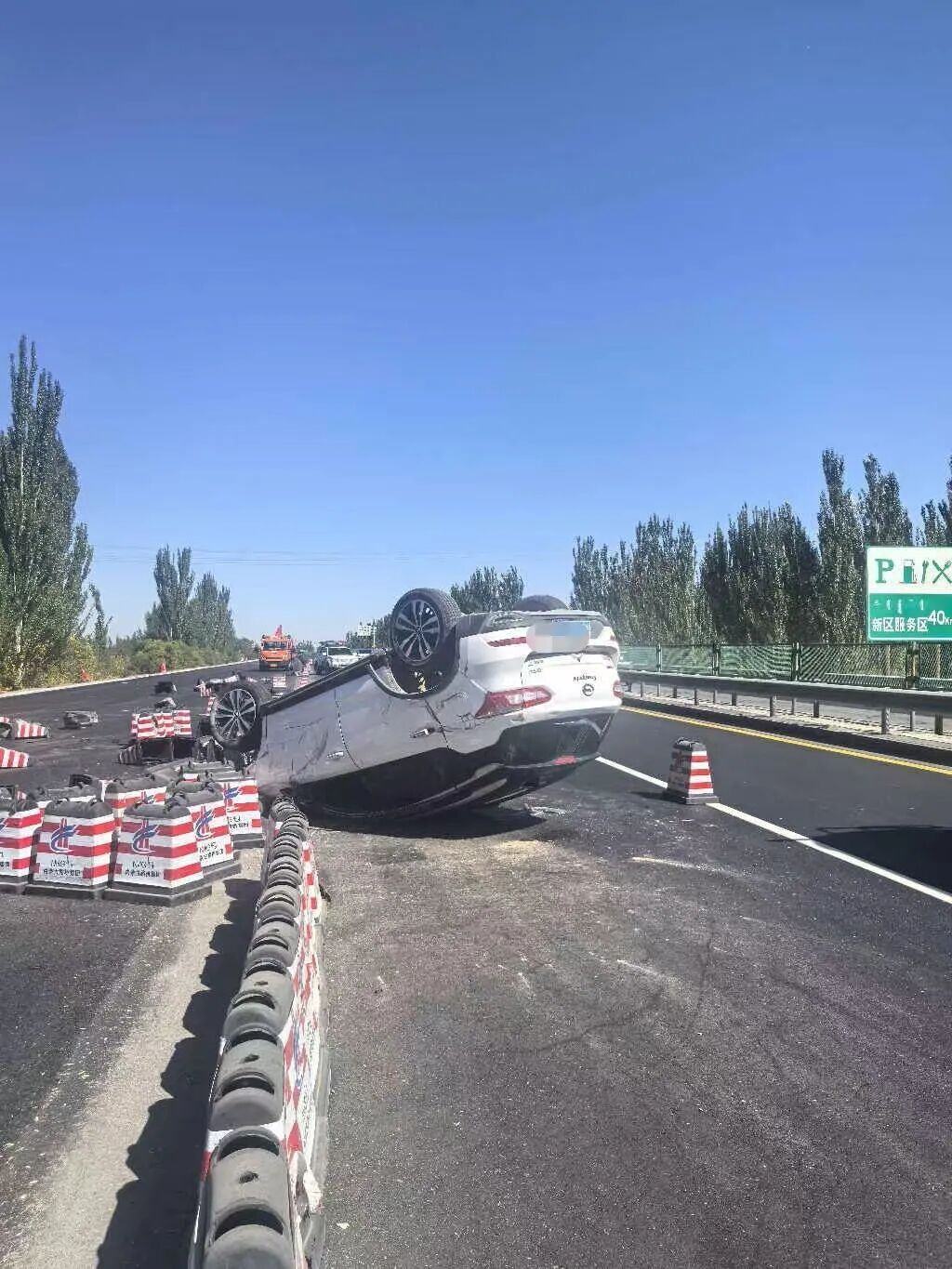 高速公路上车辆侧翻！内蒙古交警：别再这样开车了……