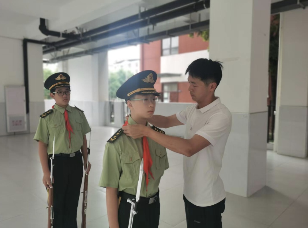 26岁小伙在校园训练国旗班,当事人:我想让这帮孩子明白什么是真正的挺拔 26岁小伙在校园训练国旗班,当事人:我想让这帮孩子明白什么是真正的挺拔