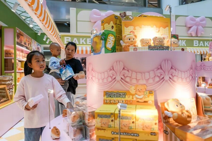 上海又又又排队!印尼一家四口5分钟清空两层货架;新店排队2小时入场,“懂经”的直奔试衣间 上海又又又排队!印尼一家四口5分钟清空两层货架;新店排队2小时入场,“懂经”的直奔试衣间