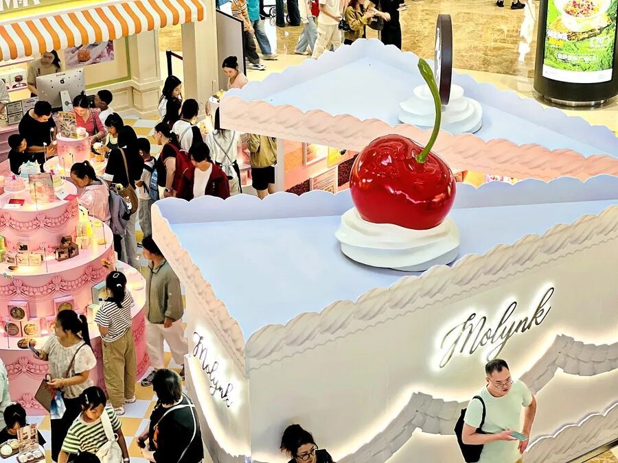 上海又又又排队!印尼一家四口5分钟清空两层货架;新店排队2小时入场,“懂经”的直奔试衣间 上海又又又排队!印尼一家四口5分钟清空两层货架;新店排队2小时入场,“懂经”的直奔试衣间