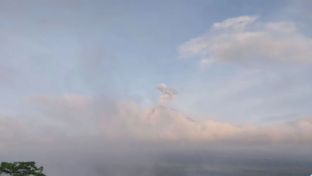 印尼塞梅鲁火山突然喷发，高度约900米、持续135秒，今年已记录1922次喷发