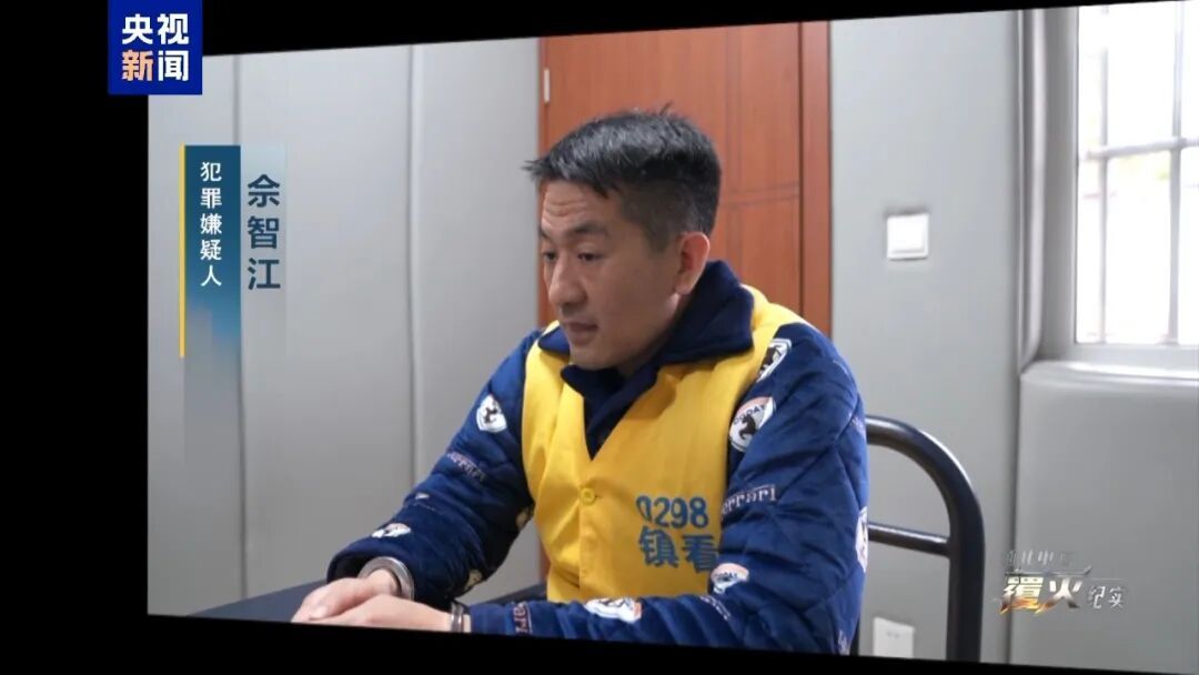 电诈头目佘智江被捕画面曝光：满脸笑意、十分嚣张，放言凭着他的人脉关系，能完全摆平这些事情；自称“江湖哥”，有多个化名