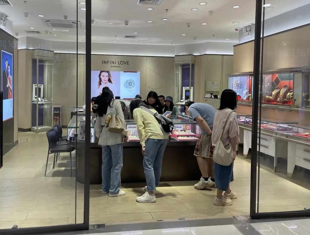 金价回调吸引广州街坊入手,店员:现在年轻人挑“三金” 更喜欢“日常能戴”的款式 金价回调吸引广州街坊入手,店员:现在年轻人挑“三金” 更喜欢“日常能戴”的款式