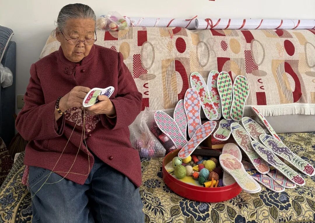 82岁老人2年绣100双鞋垫送给阿拉山口边防民警,这件事,她坚持了十几年,只因一句“那边风太大” 82岁老人2年绣100双鞋垫送给阿拉山口边防民警,这件事,她坚持了十几年,只因一句“那边风太大”