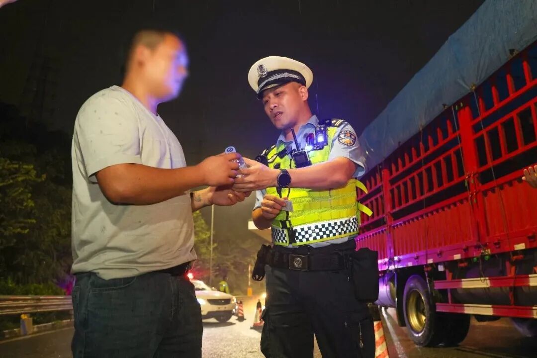 1瓶水2颗糖3句话，深圳交警送长途运输司机“提神套餐”