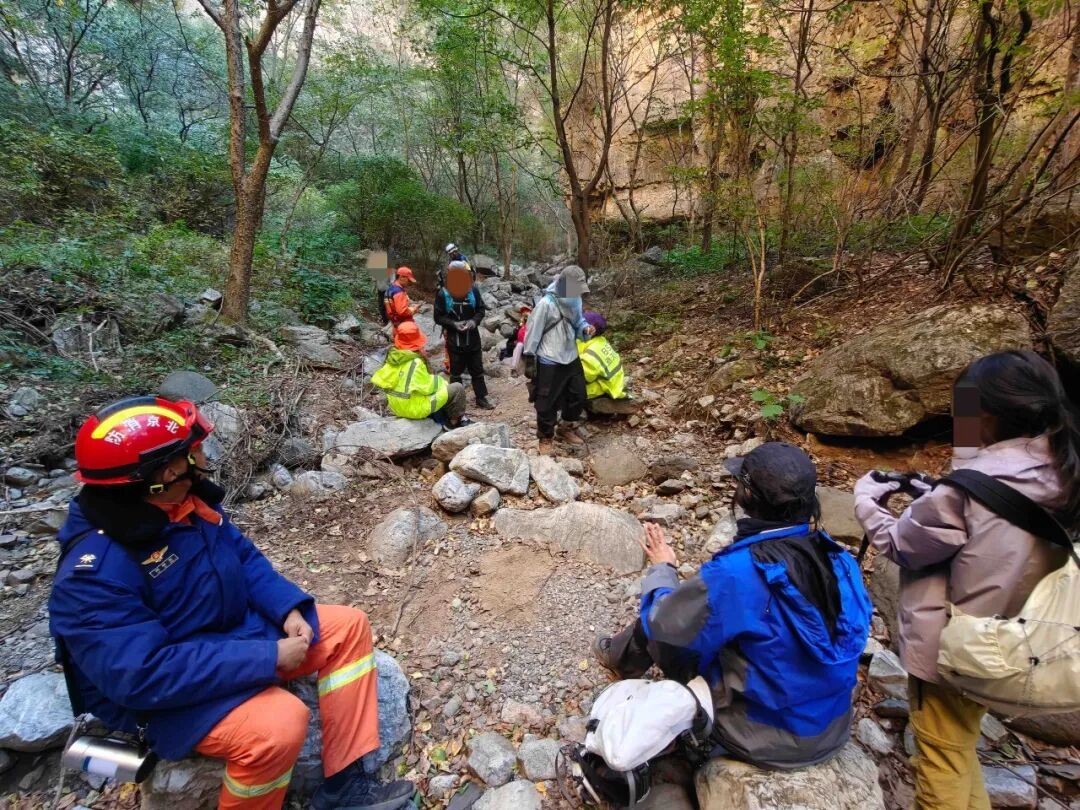最小10岁!13人登山迷路被困,北京门头沟消防连夜搜救12小时 最小10岁!13人登山迷路被困,北京门头沟消防连夜搜救12小时
