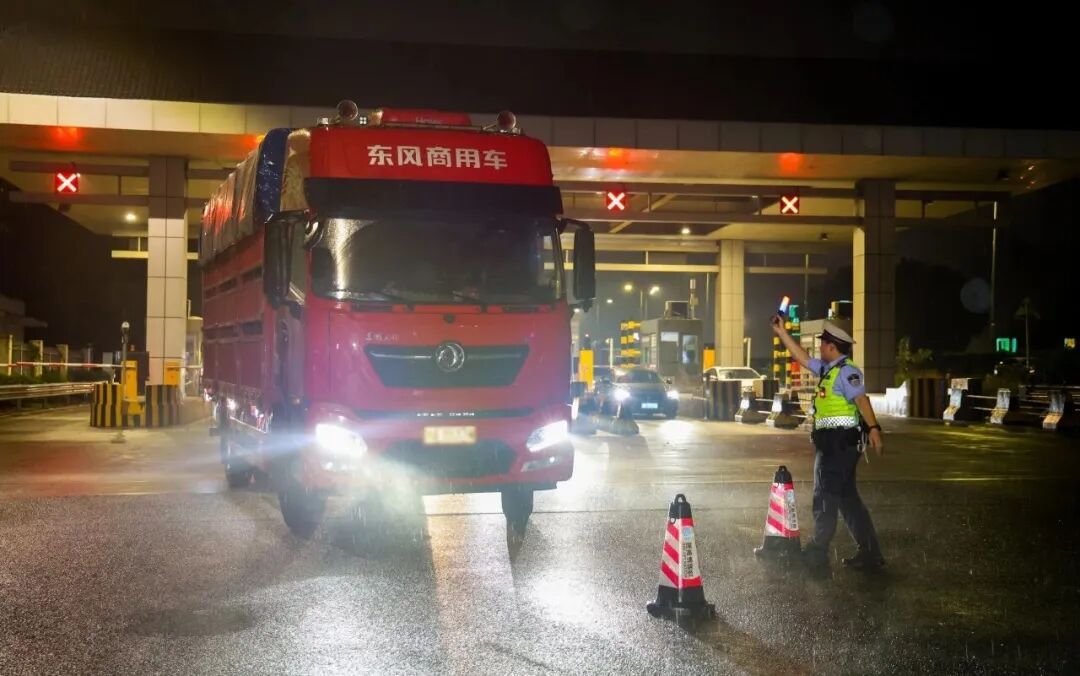1瓶水2颗糖3句话，深圳交警送长途运输司机“提神套餐”