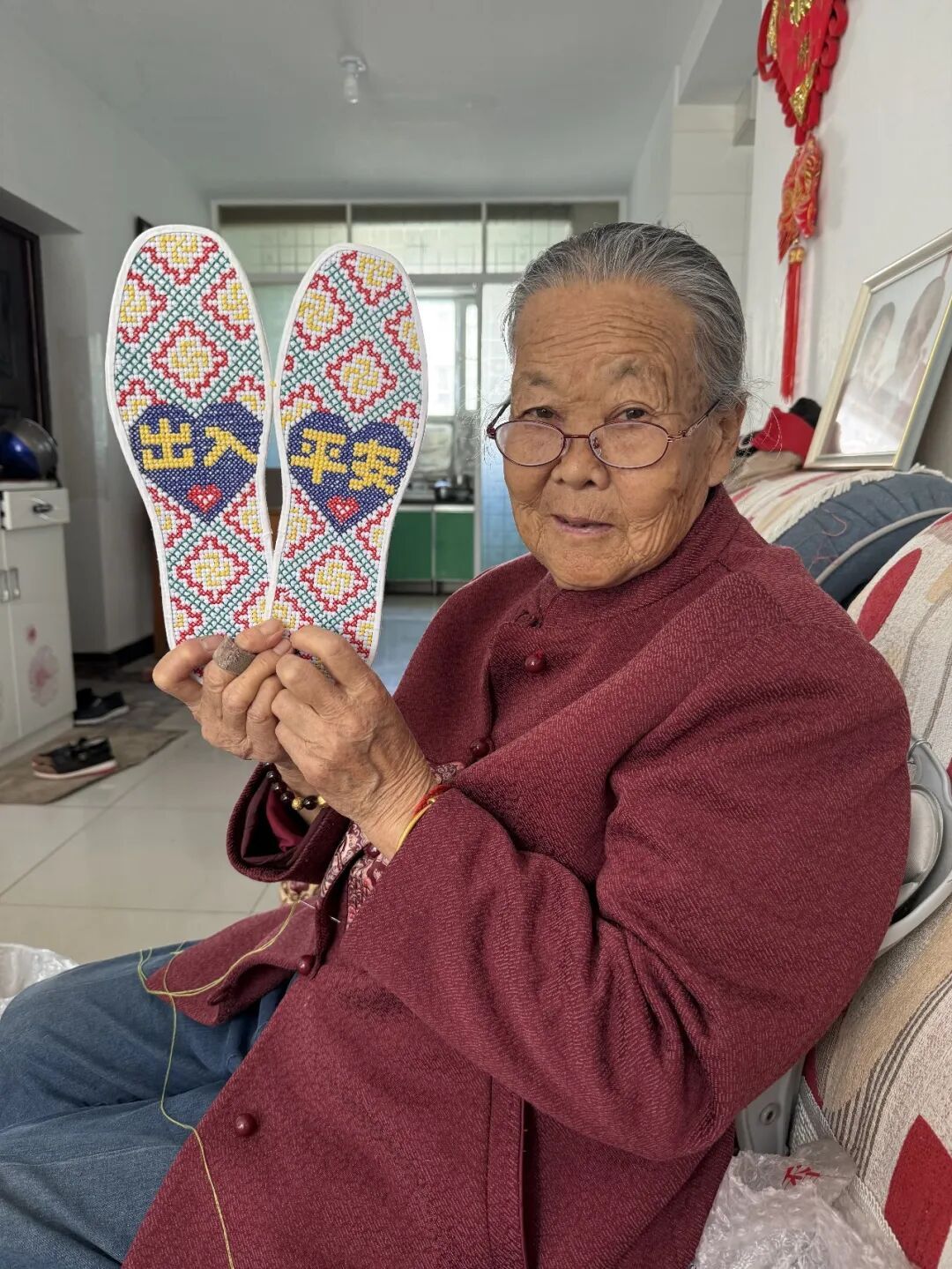 82岁老人2年绣100双鞋垫送给阿拉山口边防民警,这件事,她坚持了十几年,只因一句“那边风太大” 82岁老人2年绣100双鞋垫送给阿拉山口边防民警,这件事,她坚持了十几年,只因一句“那边风太大”