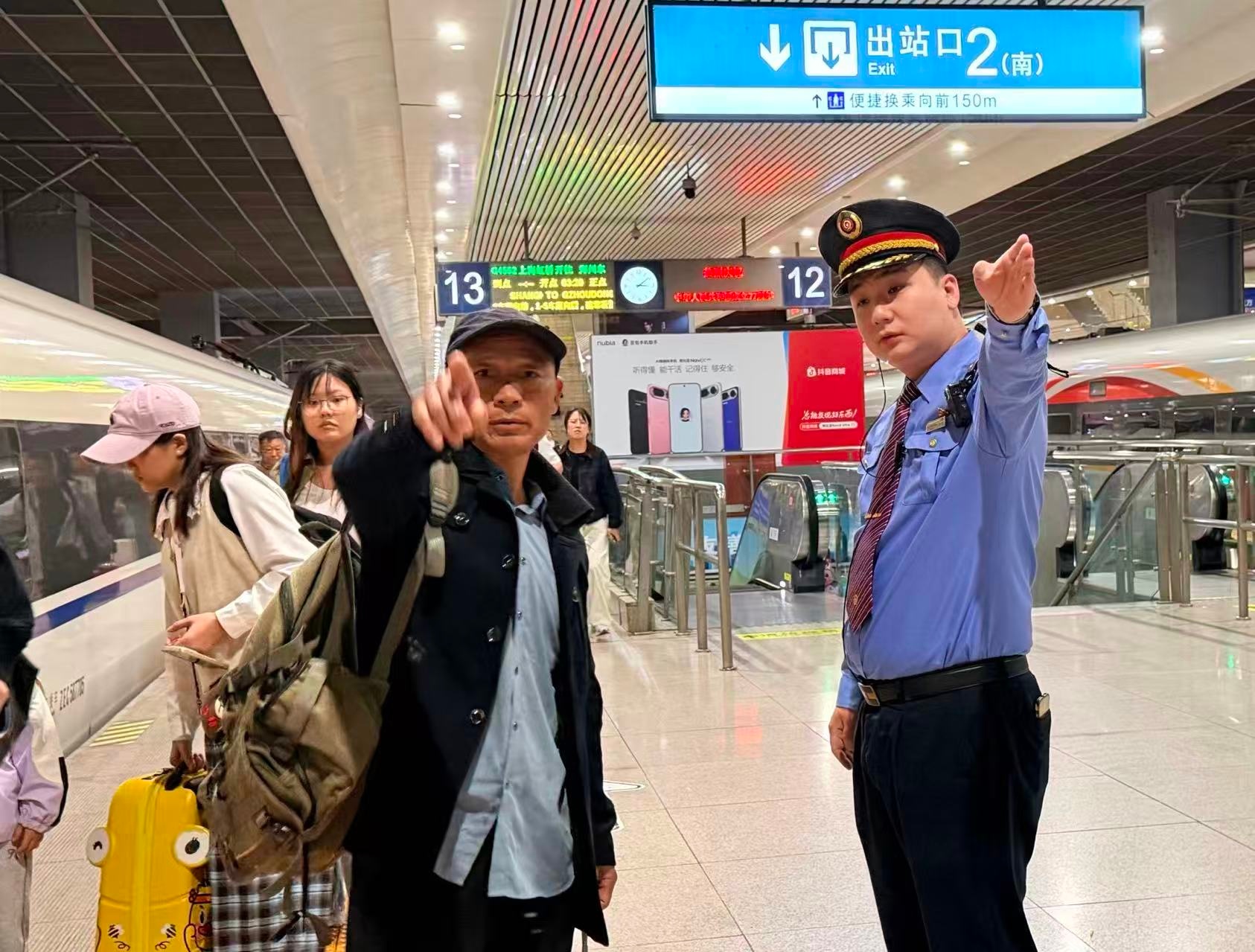 国铁集团郑州局郑州客运段全力护航假期旅客出行 国铁集团郑州局郑州客运段全力护航假期旅客出行