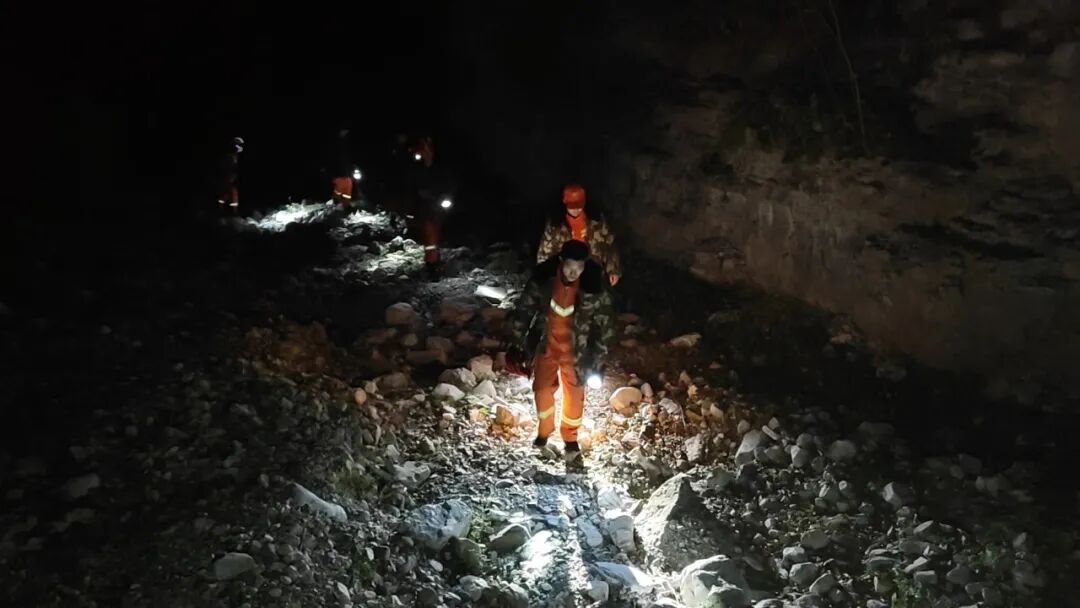 最小10岁!13人登山迷路被困,北京门头沟消防连夜搜救12小时 最小10岁!13人登山迷路被困,北京门头沟消防连夜搜救12小时