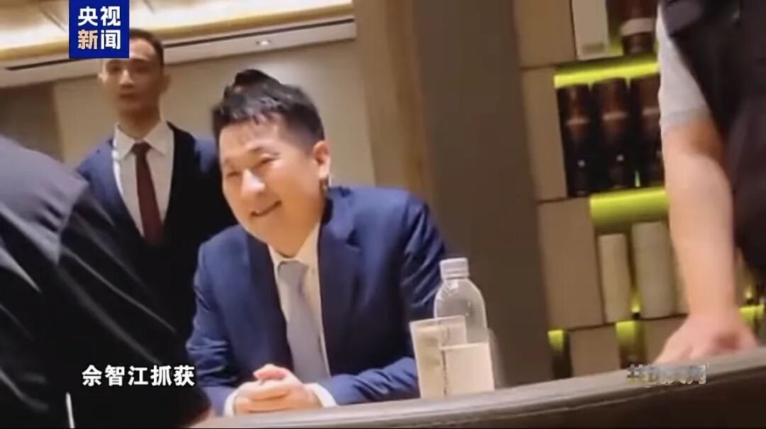 妙瓦底赌诈头目佘智江被捕画面曝光:在机场日料店西装革履吃着饭,满脸笑意、十分嚣张,放言凭着他的人脉关系,能完全摆平这些事情 妙瓦底赌诈头目佘智江被捕画面曝光:在机场日料店西装革履吃着饭,满脸笑意、十分嚣张,放言凭着他的人脉关系,能完全摆平这些事情