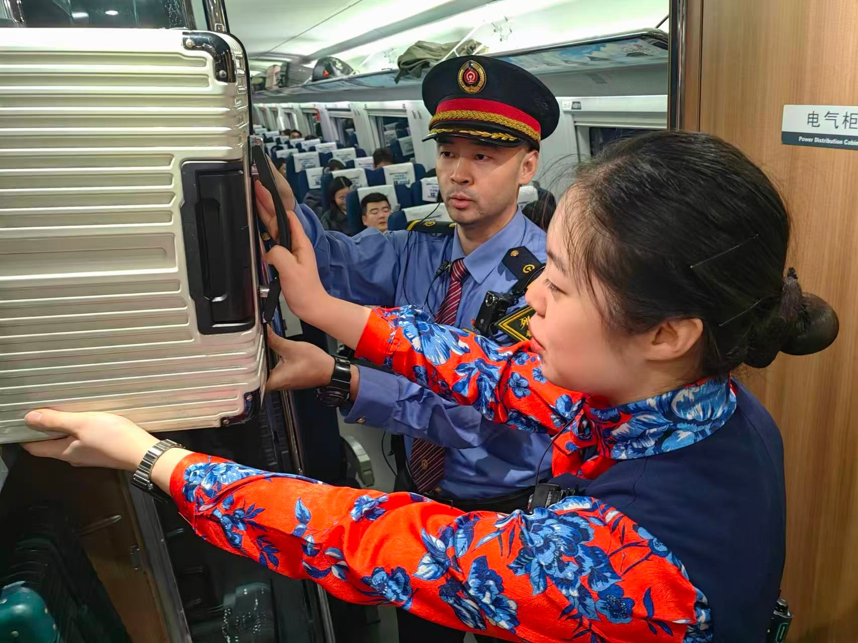国铁集团郑州局郑州客运段全力护航假期旅客出行 国铁集团郑州局郑州客运段全力护航假期旅客出行