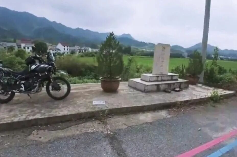 误停烈士纪念碑平台!杭州摩友察觉失礼后,做了这些事,网友评论一切刚刚好…… 误停烈士纪念碑平台!杭州摩友察觉失礼后,做了这些事,网友评论一切刚刚好……