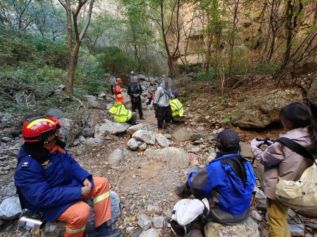 13人登山迷路被困,最小10岁!北京门头沟消防连夜搜救12小时—— 13人登山迷路被困,最小10岁!北京门头沟消防连夜搜救12小时——