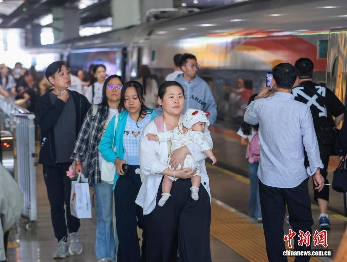 国庆假期中国跨区域人员流动量料达21.44亿人次 国庆假期中国跨区域人员流动量料达21.44亿人次