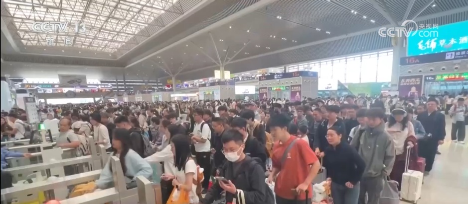 各地迎来假期返程客流高峰 交管部门“多点发力”疏堵保畅 各地迎来假期返程客流高峰 交管部门“多点发力”疏堵保畅