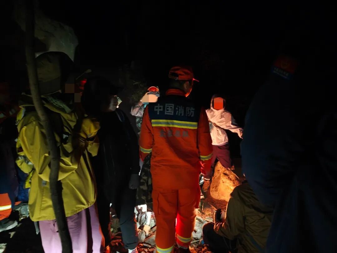 最小10岁!13人登山迷路被困,北京门头沟消防连夜搜救12小时 最小10岁!13人登山迷路被困,北京门头沟消防连夜搜救12小时