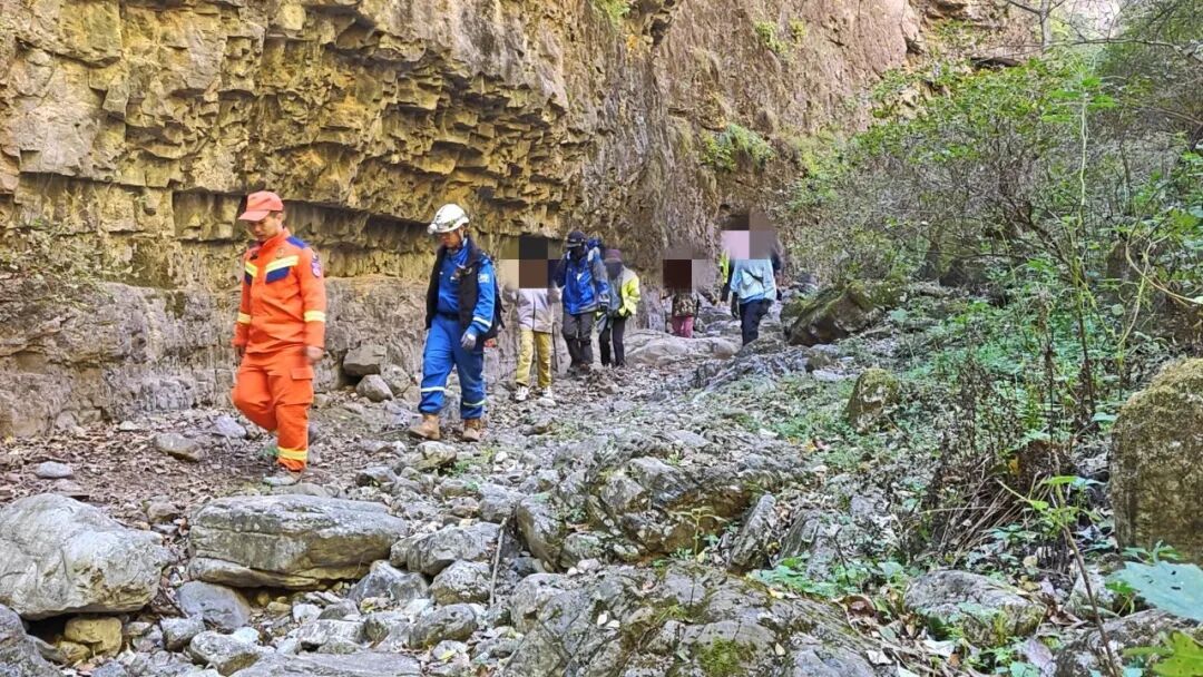 最小10岁!13人登山迷路被困,北京门头沟消防连夜搜救12小时 最小10岁!13人登山迷路被困,北京门头沟消防连夜搜救12小时