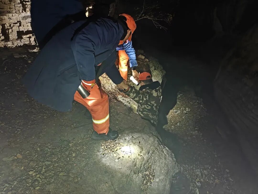 最小10岁!13人登山迷路被困,北京门头沟消防连夜搜救12小时 最小10岁!13人登山迷路被困,北京门头沟消防连夜搜救12小时