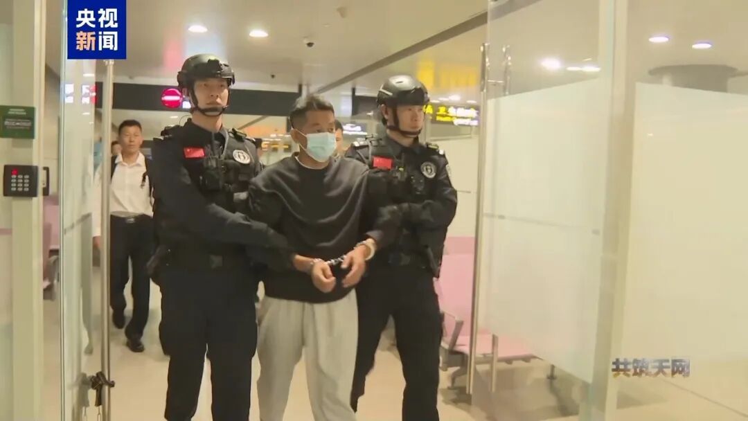 妙瓦底赌诈头目佘智江被捕画面曝光:在机场日料店西装革履吃着饭,满脸笑意、十分嚣张,放言凭着他的人脉关系,能完全摆平这些事情 妙瓦底赌诈头目佘智江被捕画面曝光:在机场日料店西装革履吃着饭,满脸笑意、十分嚣张,放言凭着他的人脉关系,能完全摆平这些事情