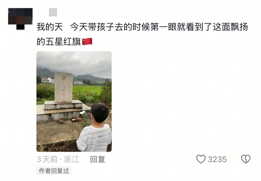男子误将摩托车停在烈士纪念碑平台，察觉失礼后一番举动让数万网友点赞