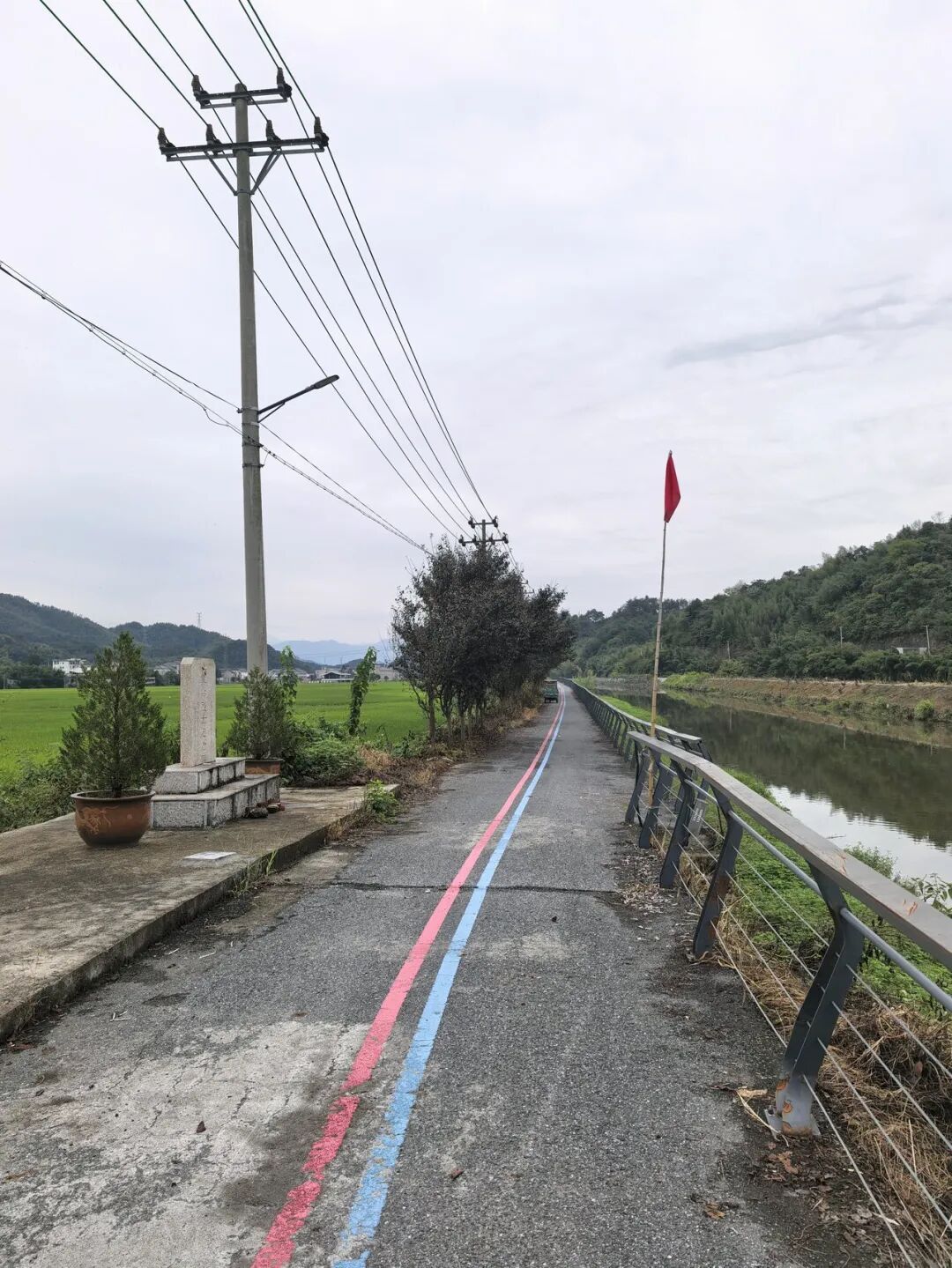 摩友误停烈士纪念碑平台,察觉失礼后一番举动打动数万网友 摩友误停烈士纪念碑平台,察觉失礼后一番举动打动数万网友
