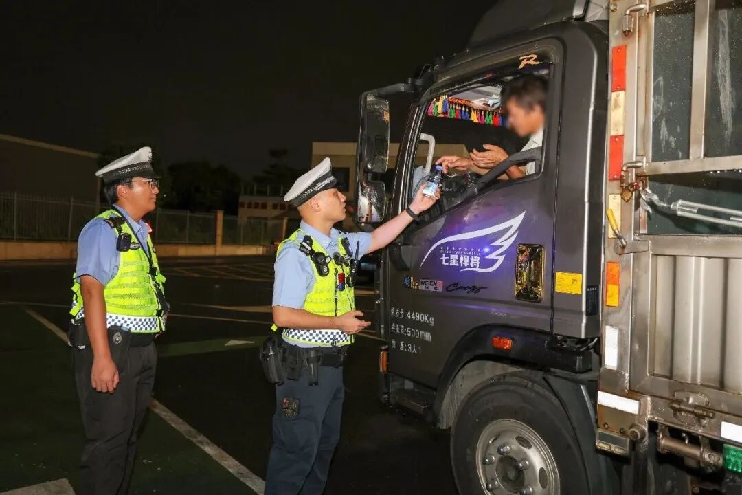 1瓶水2颗糖3句话，深圳交警送长途运输司机“提神套餐”