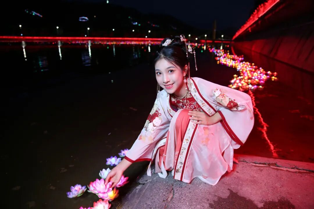 检票口抬头有喜,这座县城高铁站,太浪漫了 检票口抬头有喜,这座县城高铁站,太浪漫了