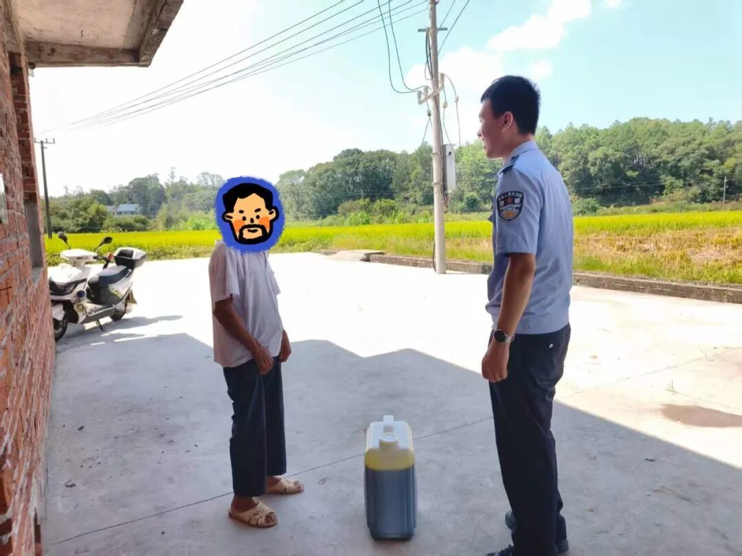杨大爷拎着一桶山茶油走进派出所 杨大爷拎着一桶山茶油走进派出所