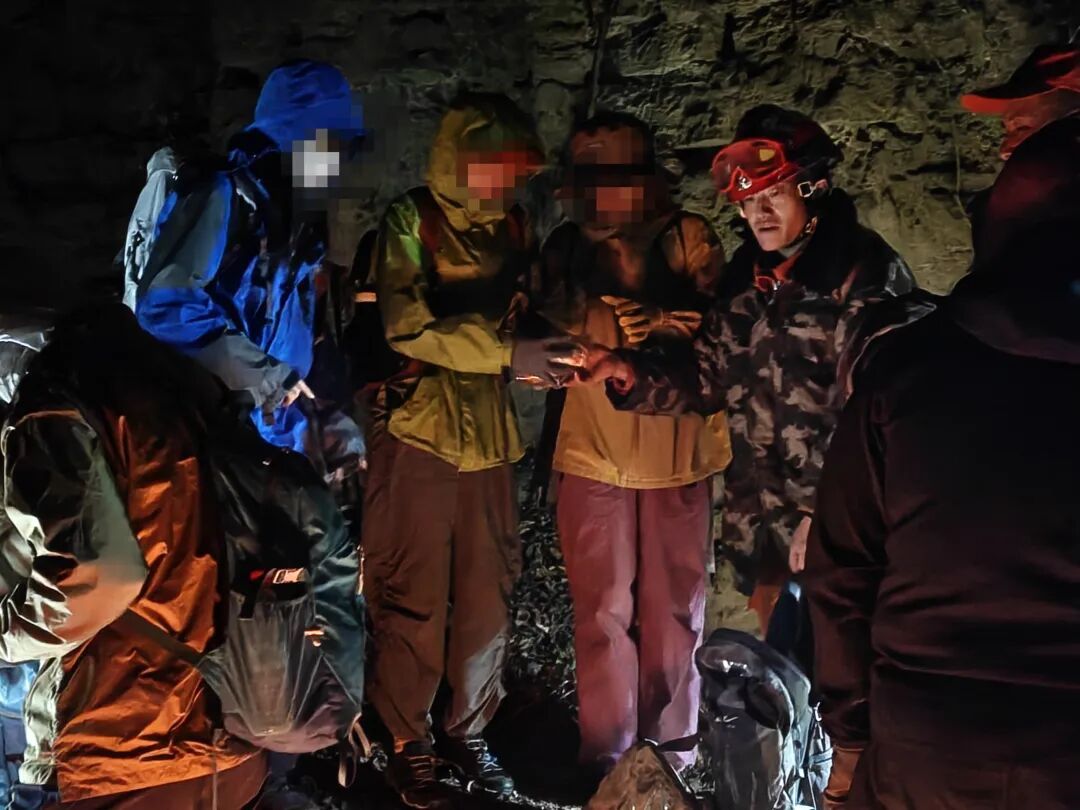 13人登山迷路被困,最小10岁!北京门头沟消防连夜搜救12小时—— 13人登山迷路被困,最小10岁!北京门头沟消防连夜搜救12小时——