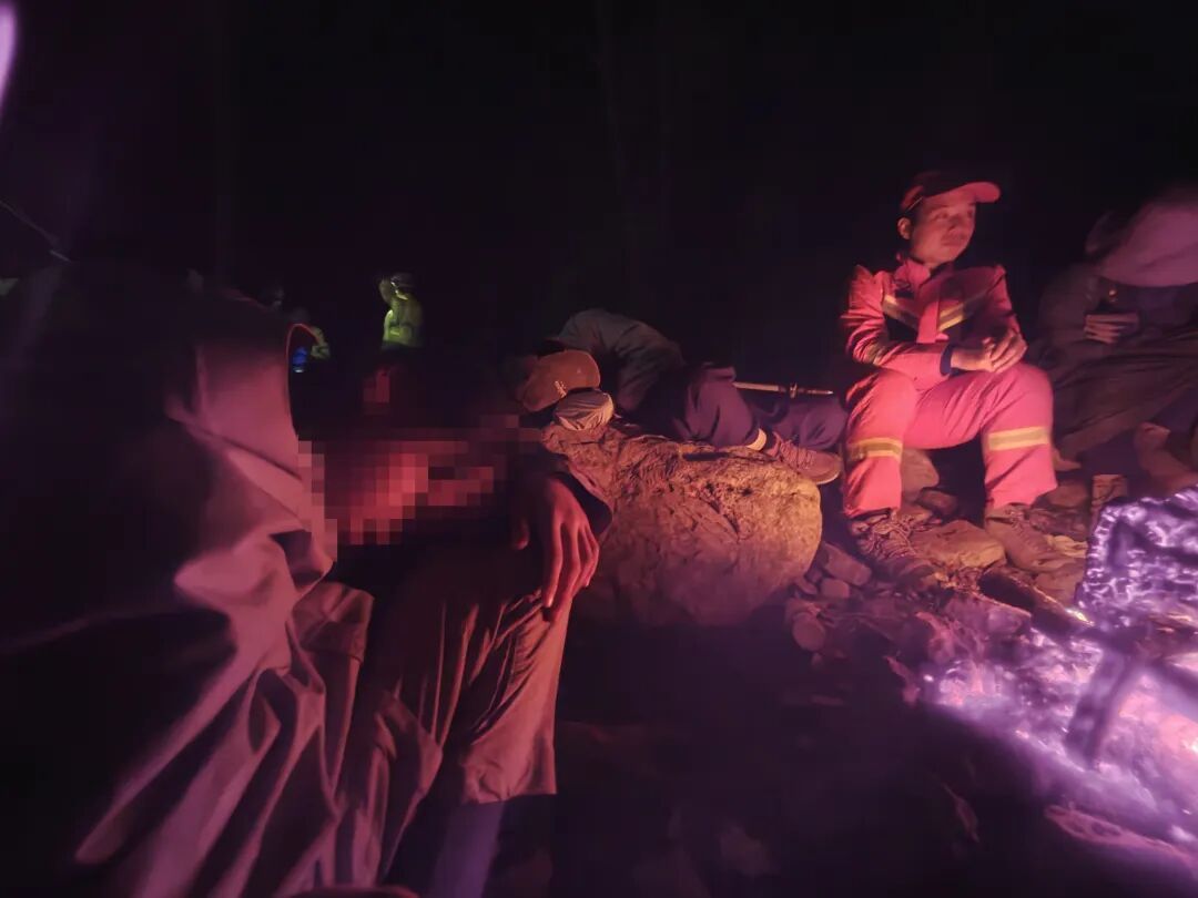 13人登山迷路被困,最小10岁!北京门头沟消防连夜搜救12小时—— 13人登山迷路被困,最小10岁!北京门头沟消防连夜搜救12小时——