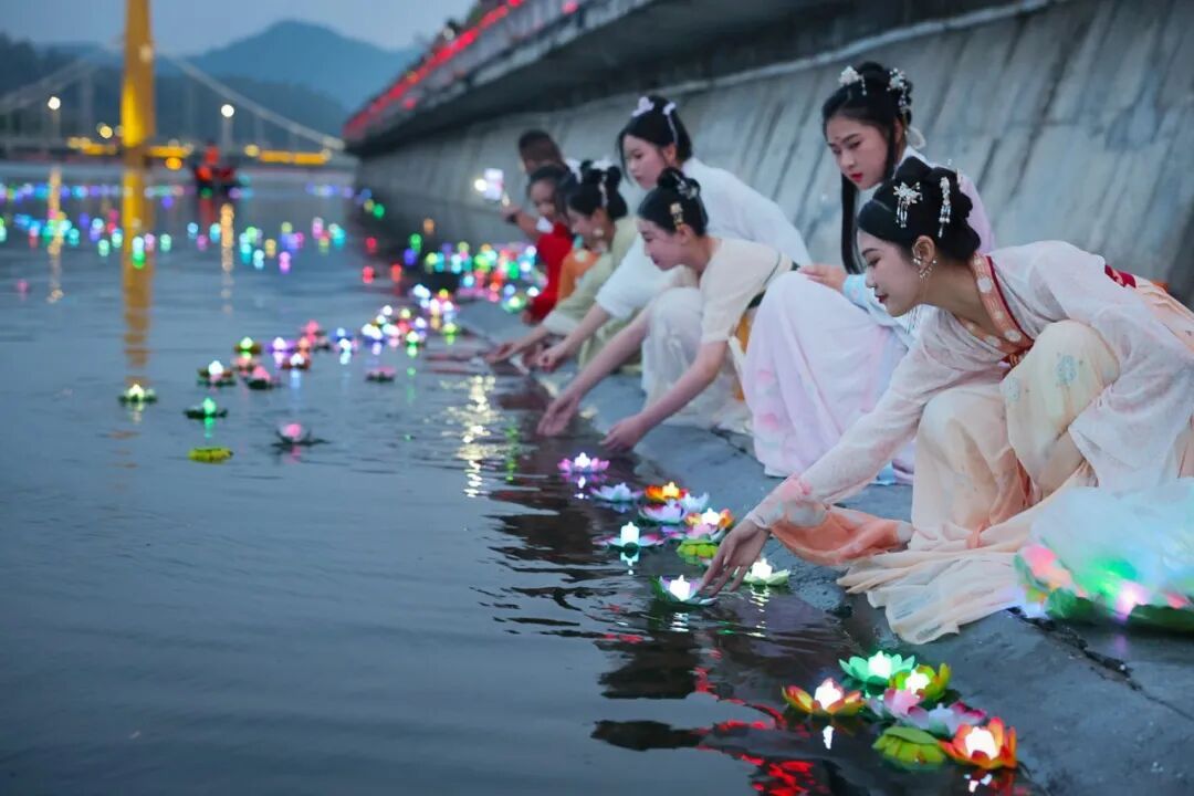 检票口抬头有喜,这座县城高铁站,太浪漫了 检票口抬头有喜,这座县城高铁站,太浪漫了