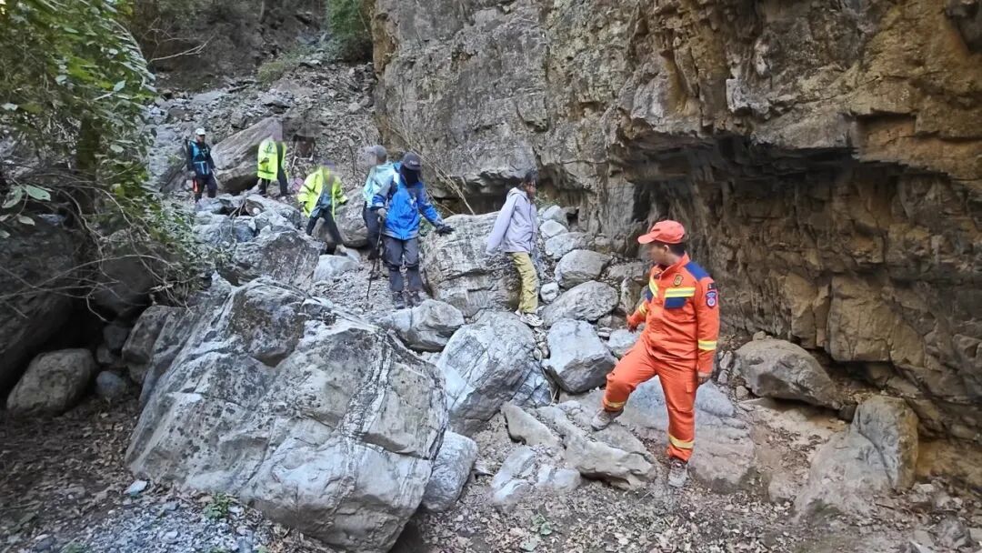最小10岁!13人登山迷路被困,北京门头沟消防连夜搜救12小时 最小10岁!13人登山迷路被困,北京门头沟消防连夜搜救12小时