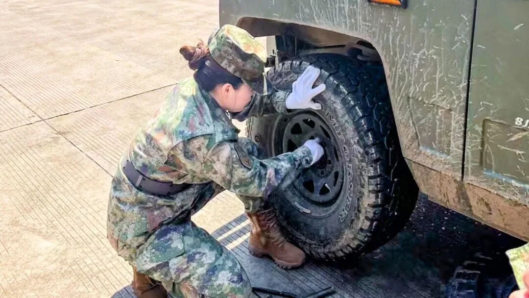 “我开飞机的”“那真太巧了,我是守飞机的” “我开飞机的”“那真太巧了,我是守飞机的”