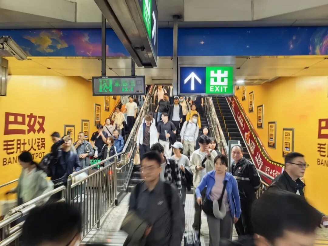 2.3万旅客昨天深夜到达北京南站！有车坐，能到家——