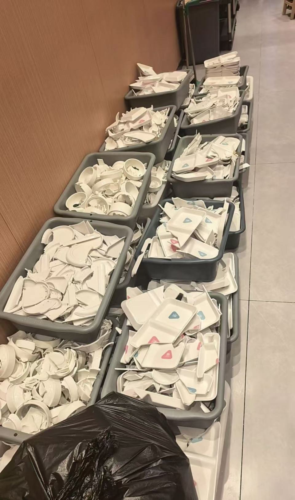 衡阳一自助火锅店有宠物狗上桌,商家:当天客人两倍退款,销毁所有餐具,停业消杀三天 衡阳一自助火锅店有宠物狗上桌,商家:当天客人两倍退款,销毁所有餐具,停业消杀三天